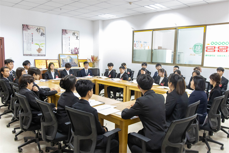 AKVa_1731932949119064820.jpg 3.分团讨论 第一代表团.jpg