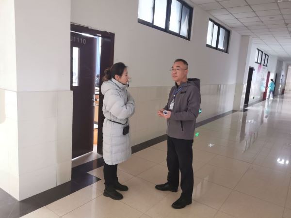 1677655866888056849.jpg (2校领导课后与任课教师交流).jpg